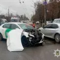 Потрійна ДТП у Києві на Щербаківського: двох постраждалих забрала «швидка»