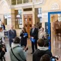 Виставка на вокзалі Києва показує реальні сценарії торгівлі людьми: як розпізнати небезпеку