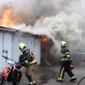 Горіли гаражі й злітали хмари диму: у Києві загасили велику пожежу на Уманській