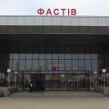 Серія вибухів у Фастові: повідомляють про влучання, пошкоджено залізничний вокзал