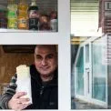 У столиці розстріляли точку «Хот-міт»: скло посипалося, але ніхто не постраждав