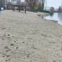 У Києві почали відновлювати пляжі: на «Райдугу» завезли 432 тонни піску