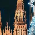 Різдвяний настрій біля костелу: у Києві з’явилася ялинка, що стала новою фотолокацією