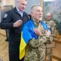 Кличко передав ветеранам ще 10 квартир: один боєць чекав житло з 1994 року