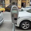 «Золоті ключі» від болардів: біля Бессарабки викрили нелегальну парковку для обраних
