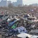 Під Києвом виявили нелегальне захоронення відходів: водій Volvo втік із місця порушення