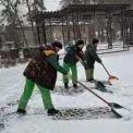 Зима в дії: як Київ прибирає сніг на дорогах, тротуарах і в парках