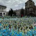 Прапорці пам’яті в центрі Києва: що буде з народним меморіалом на Майдані