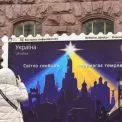 «Світло свободи перемагає темряву»: біля КМДА відкрили марку-фотозону