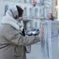 Серце у крижаній брилі: у центрі Києва відкрили різдвяний арт-об’єкт всередині звучить пісня про військових