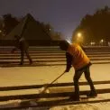 З ночі на вулицях: у Києві працює снігоприбиральна спецтехніка