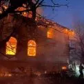 У Києві в Дарницькому районі горять багатоповерхівка та приватні будинки: що відомо