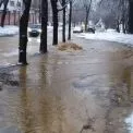 Прорив водопроводу в Києві: біля метро «Деміївська» вода заливає дорогу