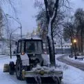 Київ очищає вулиці від снігу: працюють сотні комунальників і спецтехніка