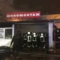 У Дніпровському районі Києва згорів шиномонтаж через пожежу