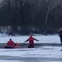 Небезпечний лід на Дніпрі: водолази врятували хлопця і дівчину