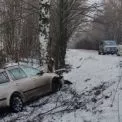 П’яний водій та розбита Skoda: під Києвом троє людей опинилися в лікарні через поїздку в дерево