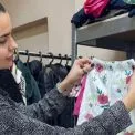 Безкоштовний одяг і взуття для родин: як працює банк одягу на Солом’янці