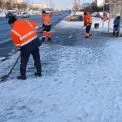 Київ розчищають від снігу цілодобово: задіяно сотні машин і понад дві тисячі людей