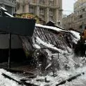 Робота на межі витривалості: на Майдані зносять незаконні кіоски вручну