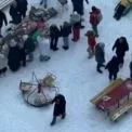 Без світла, але разом: у київському дворі сусіди гуртом підтримують одне одного