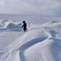 Рідкісне явище: на Київському морі з’явилися снігові дюни