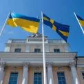 Дипломатія в куртках та чай на робочому місці: посольство Швеції разом із киянами долає крижаний полон