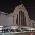 Київський вокзал у режимі економії: УЗ зменшила зовнішнє освітлення