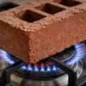 Кияни гріють цеглу на плитах. Комунальники та експерти не радять