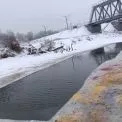 В Ірпені рятують птахів від морозів: для качок і лебедів розколюють лід на водоймах