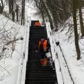 Сніг у Києві прибирають по-новому: ставку зробили на людей, а не техніку
