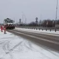 Дороги Київщини обробляють протиожеледними сумішами та очищають від снігу