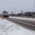 Дороги Київщини розчищають та обробляють протиожеледними сумішами