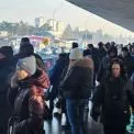 Мороз і зупинка метро: кияни годинами чекають транспорт на зупинках