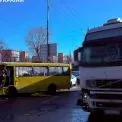 У Києві вантажівка врізалась у маршрутку: постраждали пасажири, людей госпіталізували