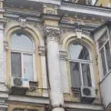 На Подолі зняли останнього Пушкіна: з фасаду на Костянтинівській демонтували погруддя