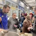 Масниця між тривогами: на Оболоні понад 300 киян зібралися на спільне частування біля Пункту Незламності