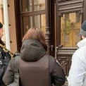 У самому центрі Києва накрили псевдоофіс шахраїв: охорона забарикадувалася з балонами