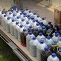 У Києві викрили підпільний цех із 50 тоннами фальсифікованого спирту