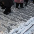 “Сходи смерті” у Києві: відлига перетворила популярний спуск на ковзанку