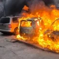 Пожежа у дворі Києва: вогонь охопив припарковані автівки біля багатоповерхівки