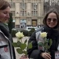 Модель Катерина Білик роздала понад тисячу троянд на вулицях Києва - що стоїть за цією акцією