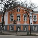 Біля «Будинку з хлібною лавкою» у центрі Києва знову встановлюють будівельні риштування