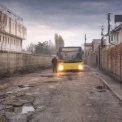 У Києві водій автобуса не витримав ям і почав ремонтувати дорогу сам