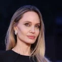 «Ховайся за двома стінами»: у новому фільмі з Джолі модель Юлія Ратнер заговорила українською про війну