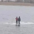 Двоє дітей опинилися на крижині посеред водойми: рятувальники діяли швидко