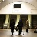 «Тут усі лавки поділені»: як київське метро щоночі стає притулком для сотень людей