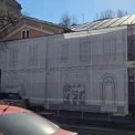 Історичний будинок на Ярославовому Валу сховали за брезентовим фасадом