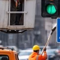 У Києві розпочали весняну профілактику світлофорів і дорожніх знаків