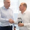 Кличко вручив меру Брюсселя почесну відзнаку за підтримку Києва під час війни